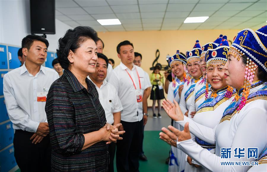 8月11日，中共中央政治局委員、國(guó)務(wù)院副總理、中央代表團(tuán)副團(tuán)長(zhǎng)劉延?xùn)|率中央代表團(tuán)二分團(tuán)，看望慰問(wèn)烏蘭察布各族干部群眾，轉(zhuǎn)達(dá)以習(xí)近平同志為核心的黨中央的親切關(guān)懷和全國(guó)人民的美好祝愿。這是劉延?xùn)|在考察察哈爾社區(qū)時(shí)與居民們親切交談。新華社記者 連振 攝