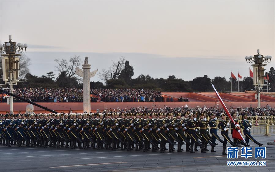 （社會）（11）人民解放軍首次執(zhí)行天安門廣場升國旗任務(wù)