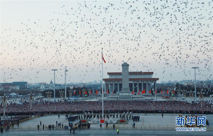 （社會(huì)）（9）人民解放軍首次執(zhí)行天安門(mén)廣場(chǎng)升國(guó)旗任務(wù)