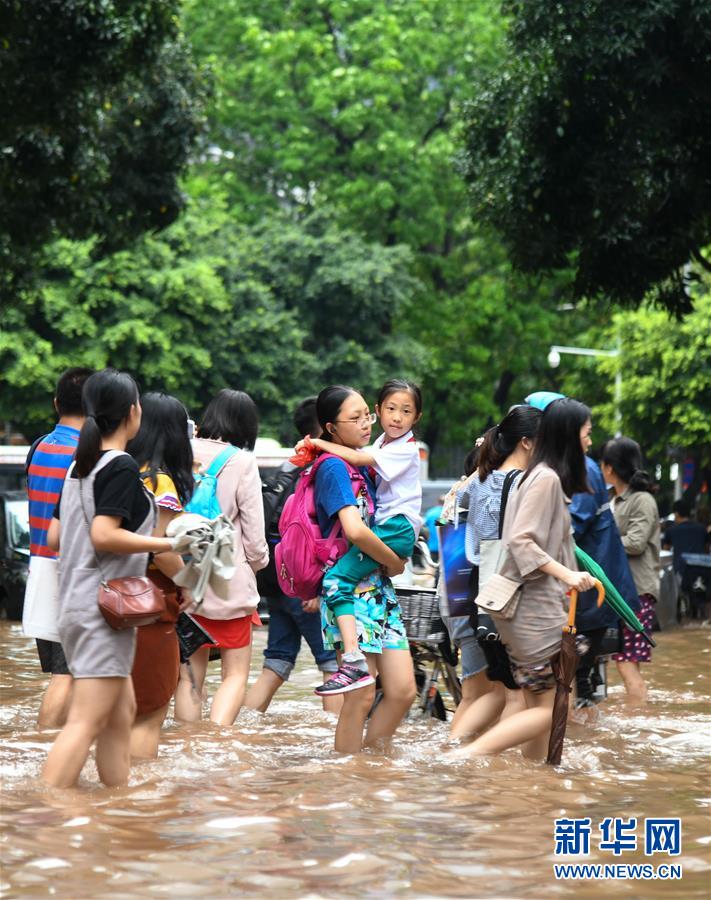 （環(huán)境）（2）臺風(fēng)“艾云尼”攜雨襲廣州