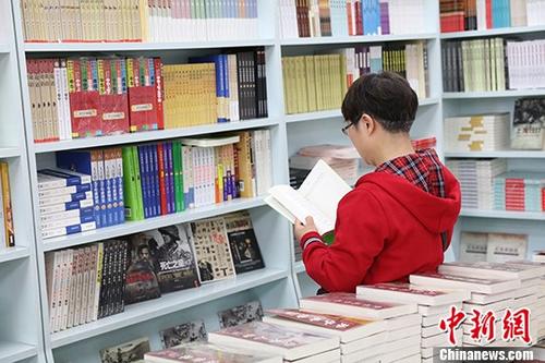 5月9日，一女子在哈爾濱市某書店選購圖書。從5月1日至5月4日，全國32家紙廠宣布漲價，各紙種漲價幅度為每噸100元至300元不等。對此，出版行業(yè)業(yè)內(nèi)人士表示“因為紙張價格上漲，直接造成了出版成本的明顯增加，出版行業(yè)只能被迫對圖書定價進行調(diào)整。”
<a target='_blank' >中新社</a>記者 于琨 攝