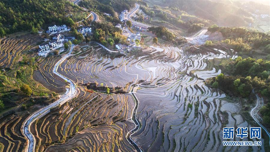 （壯闊東方潮 奮進(jìn)新時(shí)代——慶祝改革開(kāi)放40年）（8）美麗中華大地書寫綠色傳奇