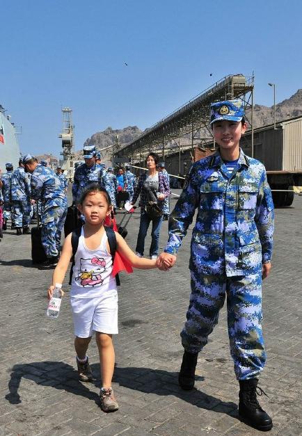 2015年3月，也門，海軍女戰(zhàn)士牽著一名小女孩的手準(zhǔn)備登上軍艦。