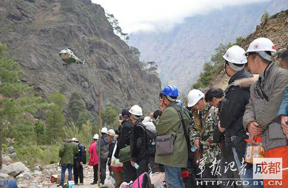 2015年4月，因地震被困尼泊爾的中國公民準(zhǔn)備登機(jī)