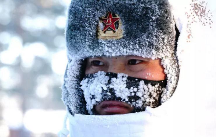 2018年2月5日，駐守在漠河縣北極村的北部戰(zhàn)區(qū)陸軍某部官兵在執(zhí)勤（來源：新華社）