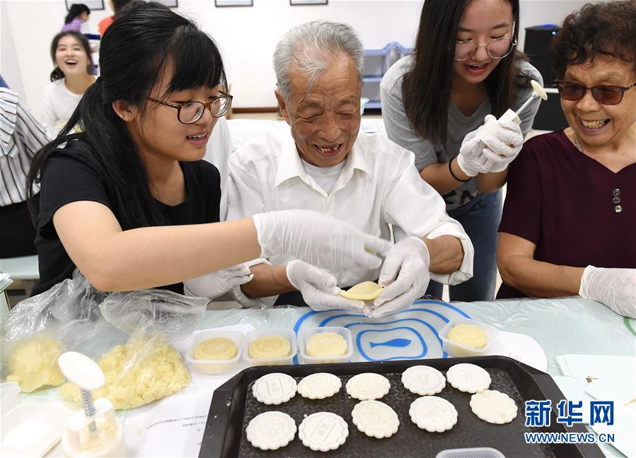 （社會）（2）南京：愛心人士與南京大屠殺幸存者共迎中秋