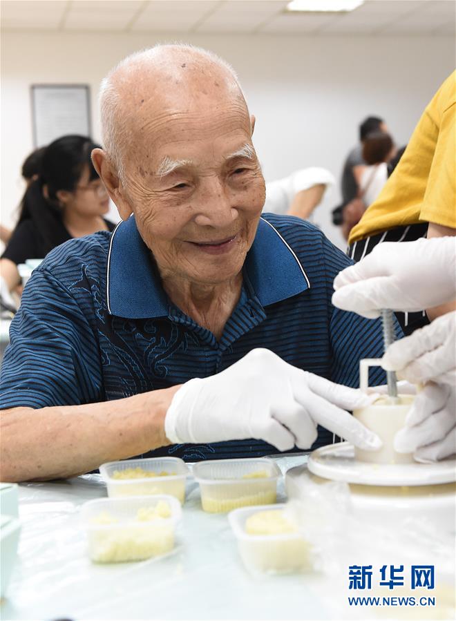 （社會）（4）南京：愛心人士與南京大屠殺幸存者共迎中秋