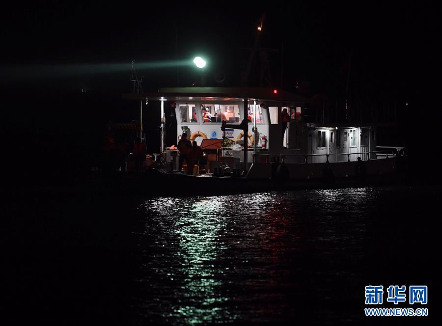 （重慶公交車墜江事故·圖文互動）（2）夜幕降臨，重慶萬州公交客車墜江事故救援工作仍在進行中