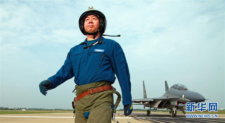 （新華全媒頭條·圖文互動）（1）戰(zhàn)鷹，為祖國奮飛——記空軍航空兵某旅旅長、特級飛行員郝井文