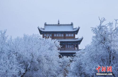 資料圖：小寒時(shí)節(jié)，甘肅嘉峪關(guān)市迎來(lái)了一場(chǎng)大雪。師永紅 攝