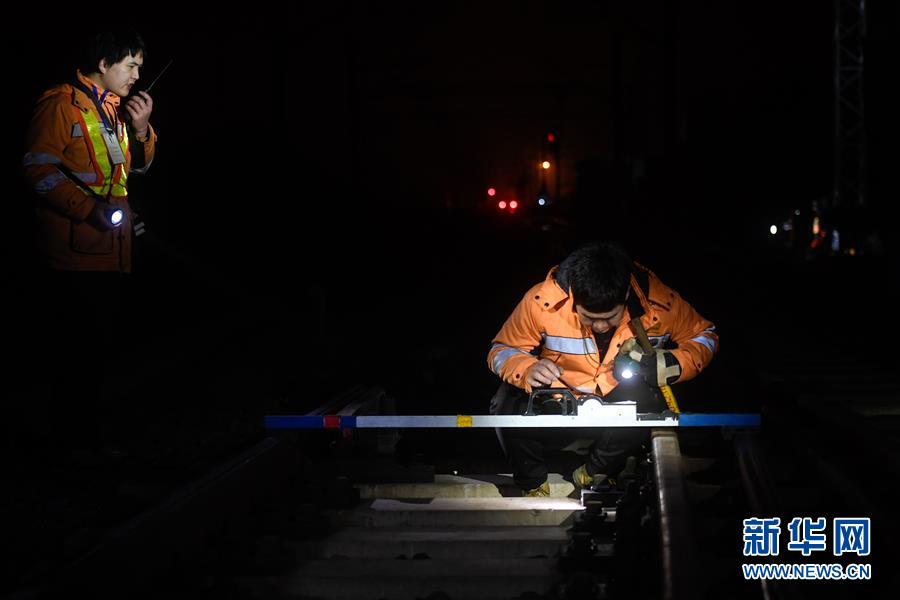 （新春走基層·圖文互動）（1）“90后”鐵路值守員：唱響崇山峻嶺間的“青春之歌”