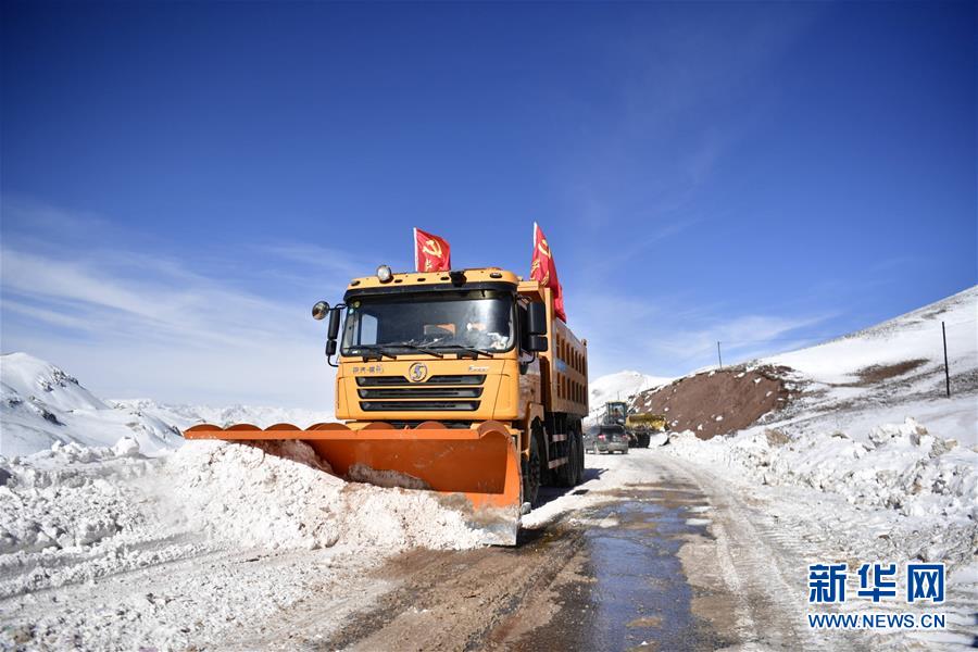 （新華全媒頭條·圖文互動）（1）風(fēng)雪中傳遞溫暖的力量——記青海干部群眾抗擊玉樹雪災(zāi)