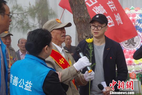 圖為廖沛林在進(jìn)行祭奠儀式時代表老兵發(fā)言 陳靜 攝