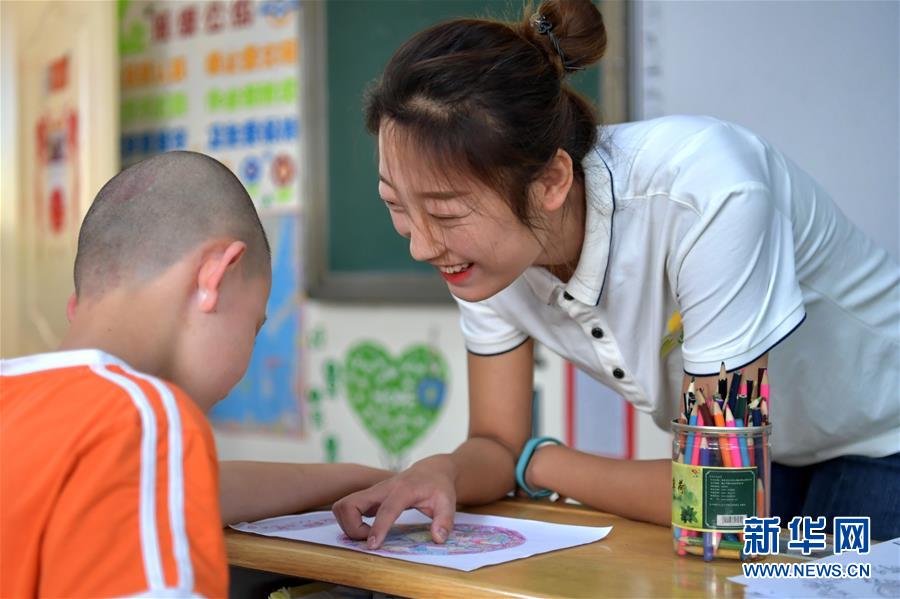 （在習(xí)近平新時(shí)代中國特色社會(huì)主義思想指引下——新時(shí)代新作為新篇章·總書記關(guān)心的百姓身邊事·圖文互動(dòng)）（4）特別的愛，給特別的你——特殊教育的別樣風(fēng)景