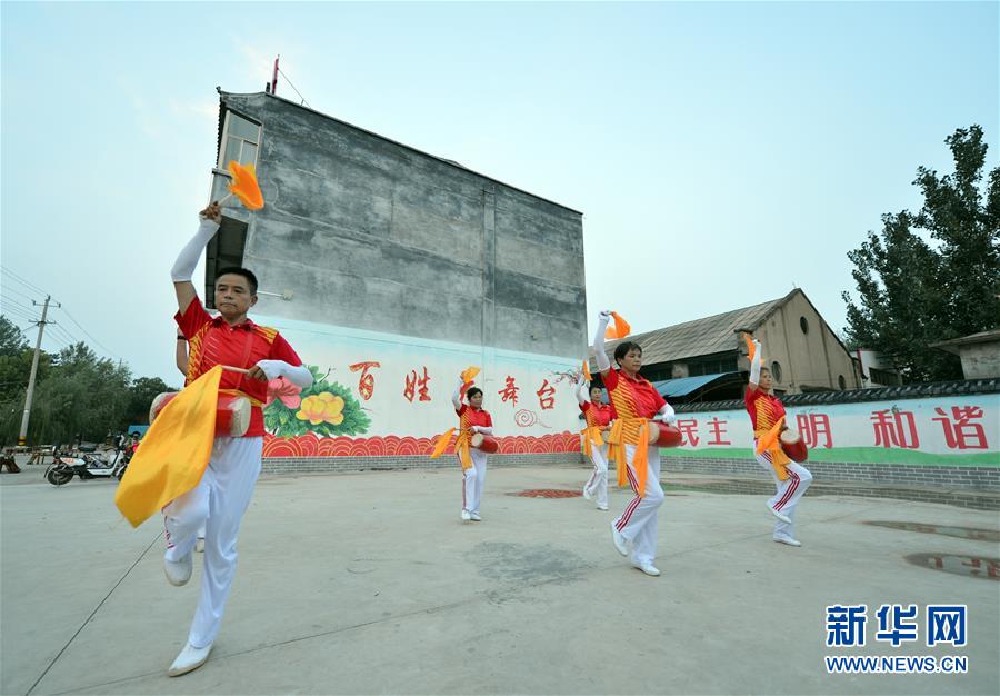 （在習(xí)近平新時(shí)代中國(guó)特色社會(huì)主義思想指引下——新時(shí)代新作為新篇章·總書(shū)記關(guān)心的百姓身邊事·圖文互動(dòng)）（4）讓鄉(xiāng)村社會(huì)既充滿(mǎn)活力又和諧有序——中國(guó)鄉(xiāng)村治理呈現(xiàn)新局面