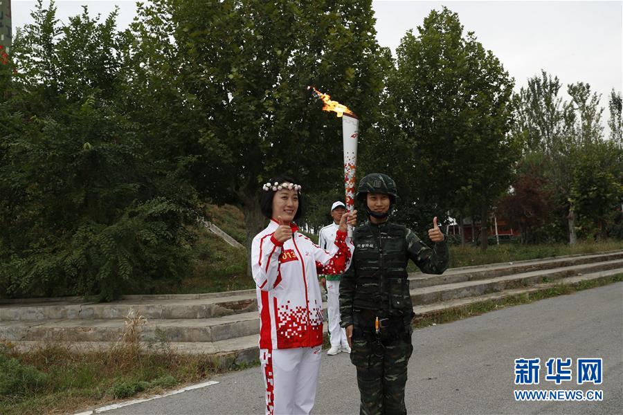 （軍運(yùn)會·圖文互動(dòng)）（2）軍運(yùn)會軍營火炬?zhèn)鬟f活動(dòng)最后一站武警獵鷹突擊隊(duì)站舉行（配本社同題文字稿）