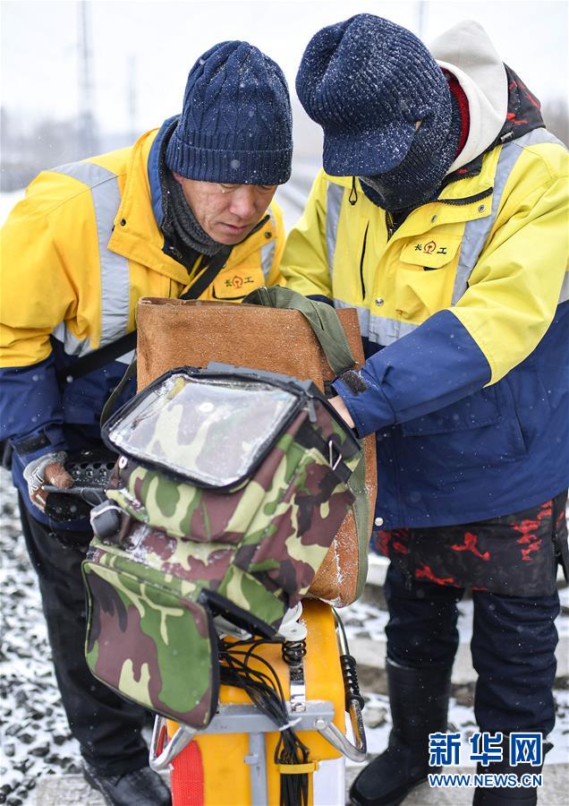 （新春走基層）（4）嚴寒下的“鐵路醫(yī)生”：風雪中守護回家路