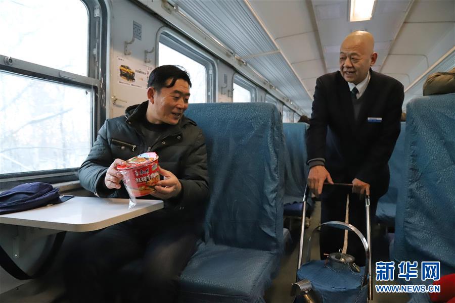 （新春走基層·圖文互動）（1）小康路上，與“小慢車”同行——長白山區(qū)綠皮火車二三事