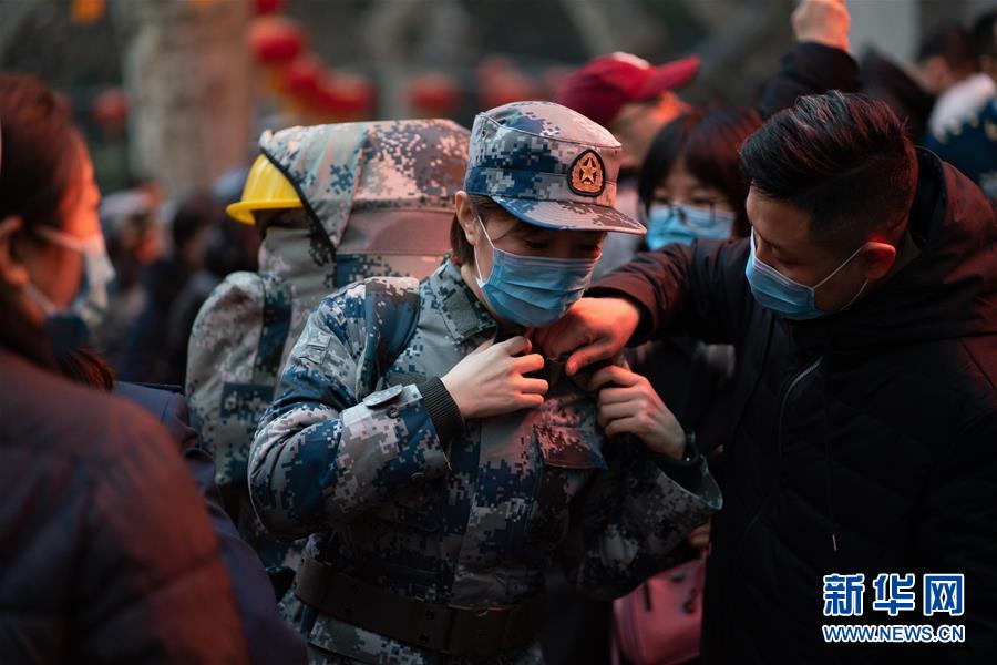 （新型肺炎疫情防控·圖文互動）（1）除夕夜，他們這樣出征——空軍軍醫(yī)大學醫(yī)療隊出征武漢疫區(qū)見聞