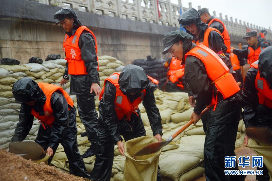 （防汛抗洪·圖文互動(dòng)）（1）洪水不退，子弟兵誓死不退——解放軍和武警部隊(duì)官兵參與洪澇災(zāi)害搶險(xiǎn)救援記事