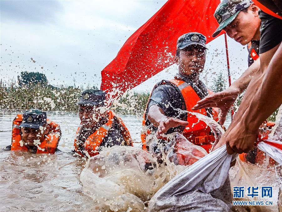 （防汛抗洪·圖文互動(dòng)）（9）洪水不退，子弟兵誓死不退——解放軍和武警部隊(duì)官兵參與洪澇災(zāi)害搶險(xiǎn)救援記事