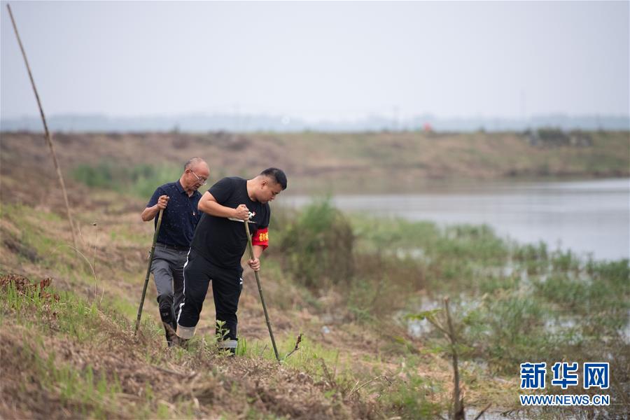 （防汛抗洪·圖文互動）（1）在大堤上成長，為人民守護——洪水中的青年“生力軍”