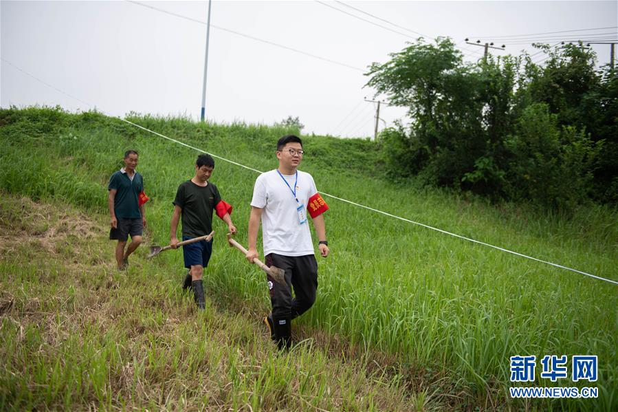 （防汛抗洪·圖文互動）（3）在大堤上成長，為人民守護——洪水中的青年“生力軍”