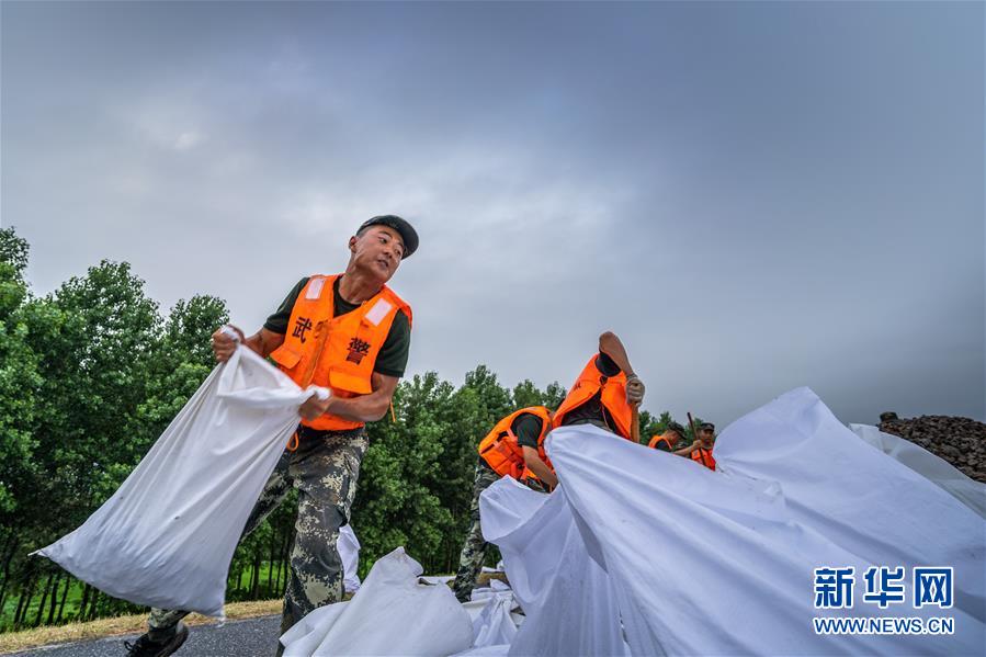 （防汛抗洪·圖文互動）（1）安徽望江縣：不讓洪水越過雷池“半步”