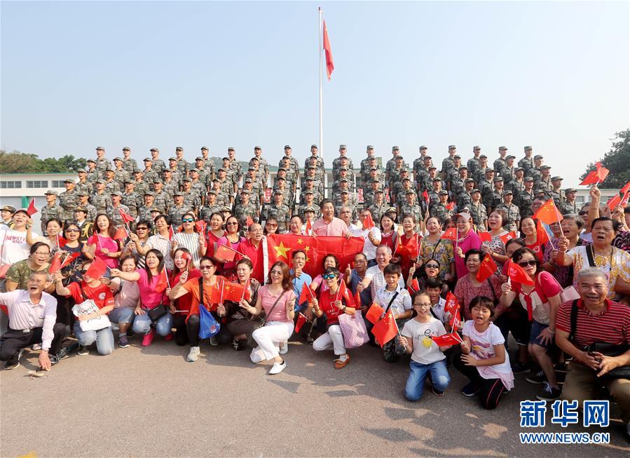 （圖文互動）（4）“我和我的祖國，一刻也不能分割”——解放軍駐香港部隊與市民共同慶祝國慶70周年見聞