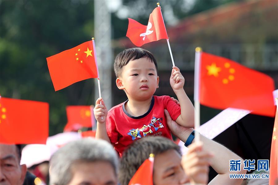 （圖文互動）（2）“我和我的祖國，一刻也不能分割”——解放軍駐香港部隊與市民共同慶祝國慶70周年見聞