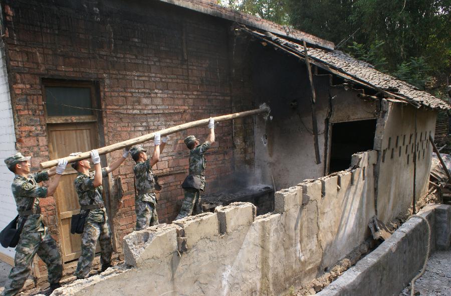 成都軍區(qū)駐川某工兵團(tuán)進(jìn)村入戶(hù)排查險(xiǎn)情