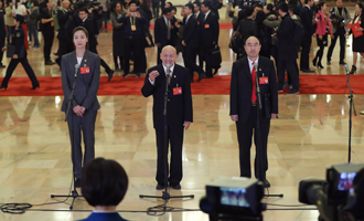 魏秋月、孟廣祿、薛晨陽代表接受采訪