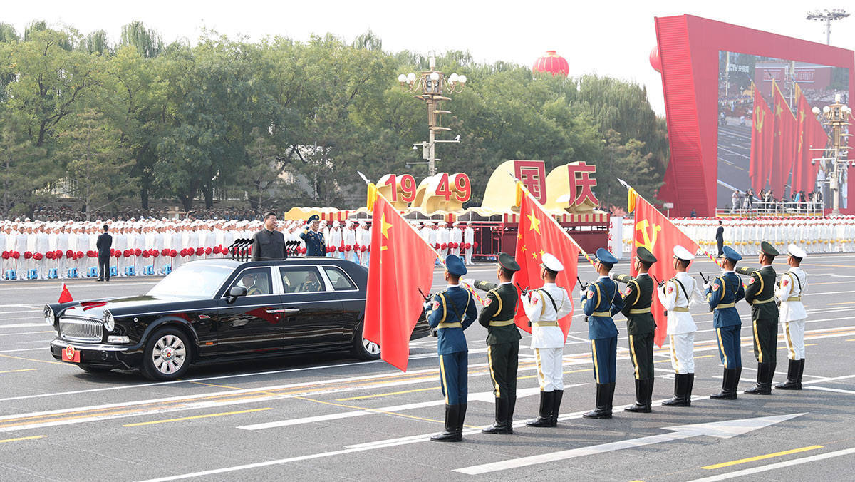 習(xí)近平驅(qū)車行進(jìn)至黨旗、國(guó)旗、軍旗前，向旗幟行注目禮