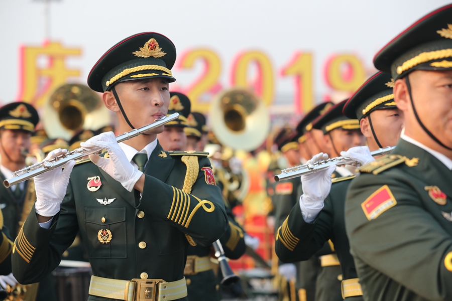 解放軍聯(lián)合軍樂(lè)團(tuán)在廣場(chǎng)就位后進(jìn)行準(zhǔn)備工作和試奏。據(jù)了解，解放軍聯(lián)合軍樂(lè)團(tuán)此次演奏是從開(kāi)國(guó)大典至今歷次閱兵以來(lái)演奏曲目最多的一次，不少曲目是為此次閱兵量身打造的全新作品，此次也是歷次女演奏員最多的一次。