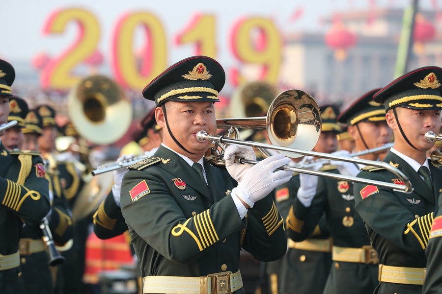 解放軍聯(lián)合軍樂(lè)團(tuán)在廣場(chǎng)就位后進(jìn)行準(zhǔn)備工作和試奏。據(jù)了解，解放軍聯(lián)合軍樂(lè)團(tuán)此次演奏是從開(kāi)國(guó)大典至今歷次閱兵以來(lái)演奏曲目最多的一次，不少曲目是為此次閱兵量身打造的全新作品，此次也是歷次女演奏員最多的一次。