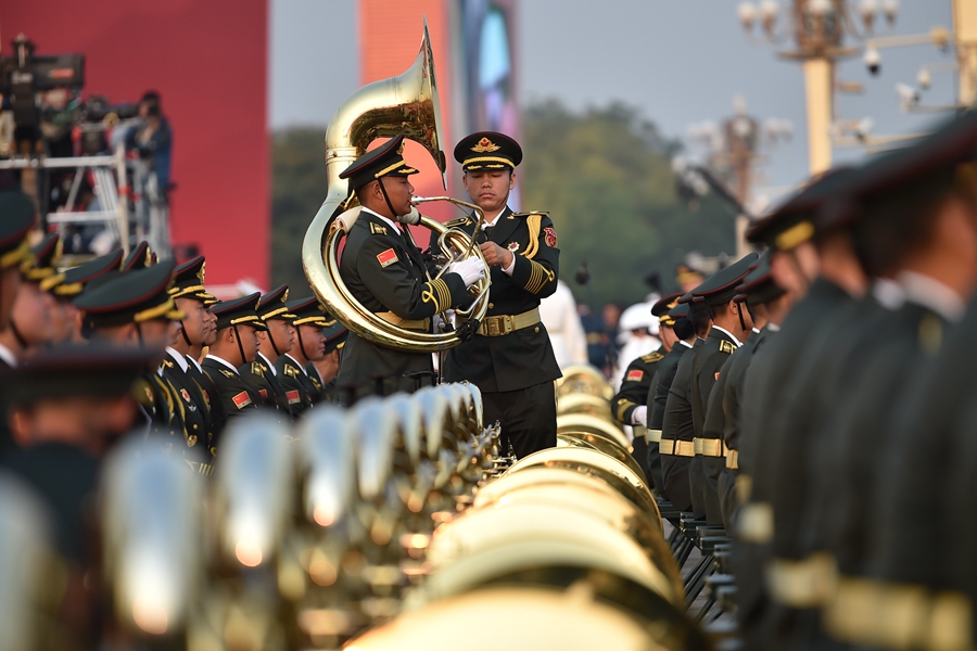 解放軍聯(lián)合軍樂(lè)團(tuán)在廣場(chǎng)就位后進(jìn)行準(zhǔn)備工作和試奏。據(jù)了解，解放軍聯(lián)合軍樂(lè)團(tuán)此次演奏是從開(kāi)國(guó)大典至今歷次閱兵以來(lái)演奏曲目最多的一次，不少曲目是為此次閱兵量身打造的全新作品，此次也是歷次女演奏員最多的一次。