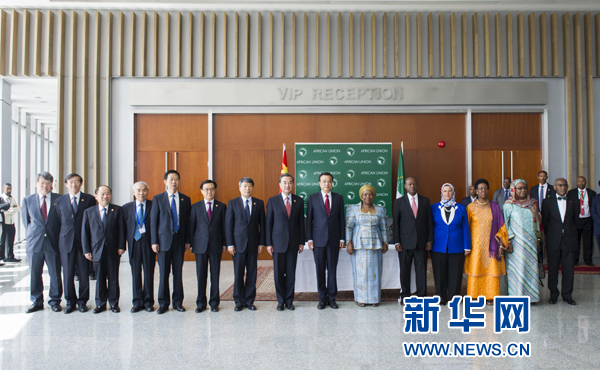 5月5日，中國(guó)國(guó)務(wù)院總理李克強(qiáng)在亞的斯亞貝巴非洲聯(lián)盟總部會(huì)見(jiàn)非盟委員會(huì)主席祖馬。這是會(huì)見(jiàn)后，李克強(qiáng)同祖馬參加集體合影。新華社記者王曄攝