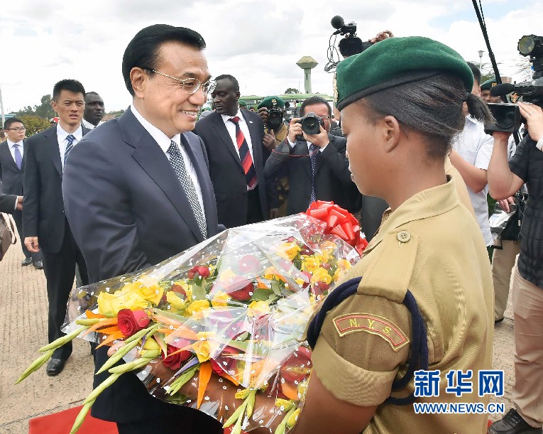 5月11日，中國國務(wù)院總理李克強(qiáng)參觀肯尼亞國家青年服務(wù)隊(duì)。這是服務(wù)隊(duì)隊(duì)員向李克強(qiáng)敬獻(xiàn)鮮花。 新華社記者 李濤 攝