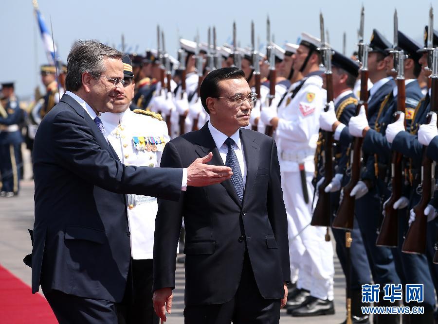 6月19日，國務院總理李克強乘專機抵達雅典國際機場，開始對希臘進行正式訪問。希臘總理薩馬拉斯在機場為李克強舉行隆重的歡迎儀式。這是李克強在薩馬拉斯的陪同下檢閱儀仗隊。新華社記者 龐興雷 攝  