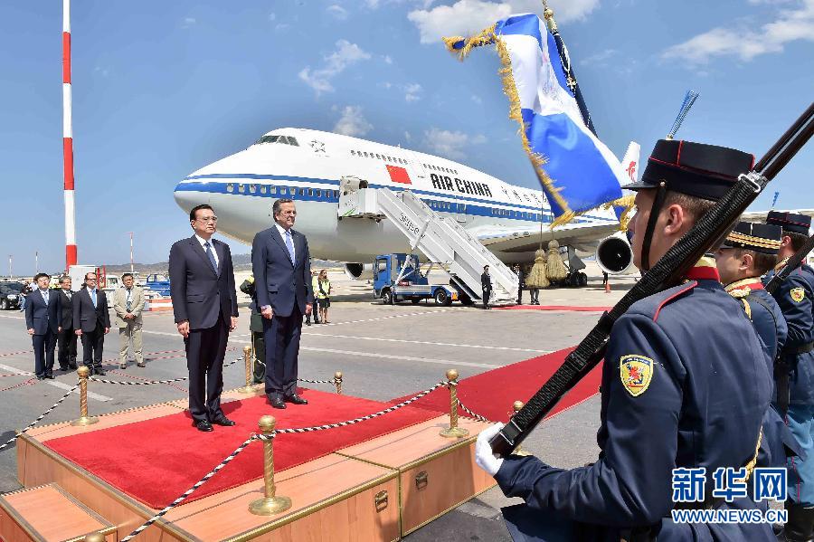 6月19日，國務院總理李克強乘專機抵達雅典國際機場，開始對希臘進行正式訪問。希臘總理薩馬拉斯在機場為李克強舉行隆重的歡迎儀式。新華社記者 李濤 攝