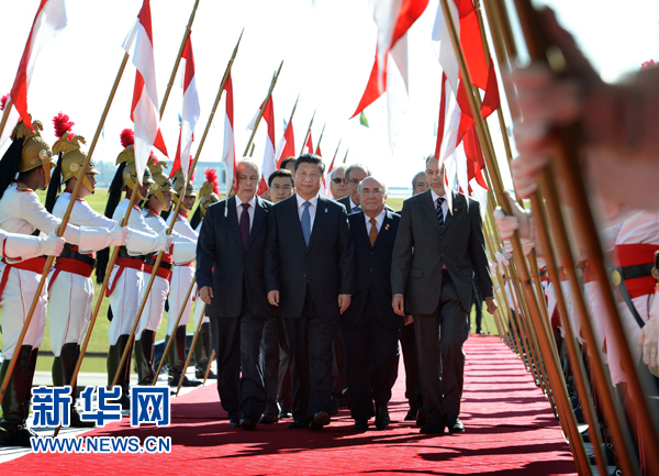 7月16日，國家主席習近平在巴西利亞會見巴西參議長卡列羅斯和眾議長阿爾維斯。這是習近平步入國會大廈。 新華社記者 劉建生 攝 