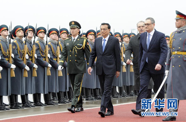 10月12日，中國(guó)國(guó)務(wù)院總理李克強(qiáng)乘專機(jī)抵達(dá)莫斯科，開始對(duì)俄羅斯進(jìn)行正式訪問并舉行中俄總理第十九次定期會(huì)晤。俄方在機(jī)場(chǎng)舉行隆重儀式，歡迎李克強(qiáng)總理。新華社記者 張鐸 攝