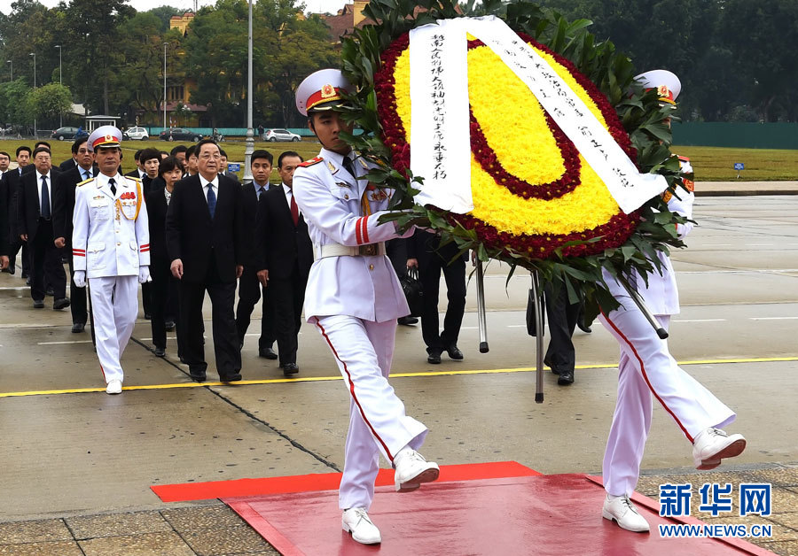 12月25日至27日，中共中央政治局常委、全國政協(xié)主席俞正聲對越南進(jìn)行正式訪問。 這是12月27日，俞正聲在河內(nèi)瞻仰胡志明主席陵。新華社記者劉建生攝