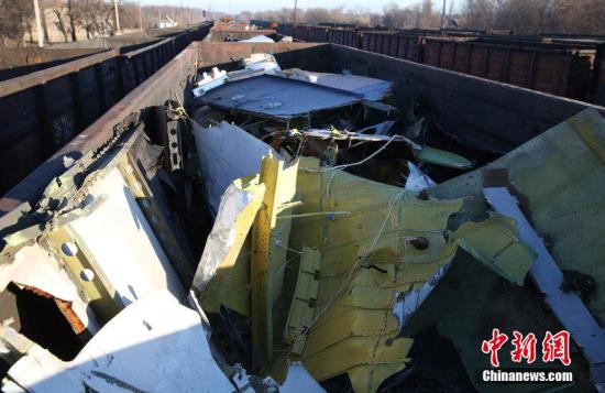 資料圖：烏克蘭頓涅茨克，MH17墜毀客機(jī)的殘骸裝上火車(chē)。圖片來(lái)源：CFP視覺(jué)中國(guó)