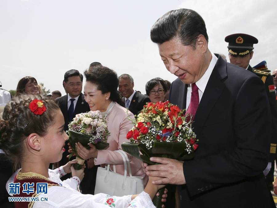  6月17日，國家主席習近平乘專機抵達貝爾格萊德，開始對塞爾維亞共和國進行國事訪問。塞爾維亞少年兒童向習近平和夫人彭麗媛獻上鮮花。新華社記者 蘭紅光 攝 