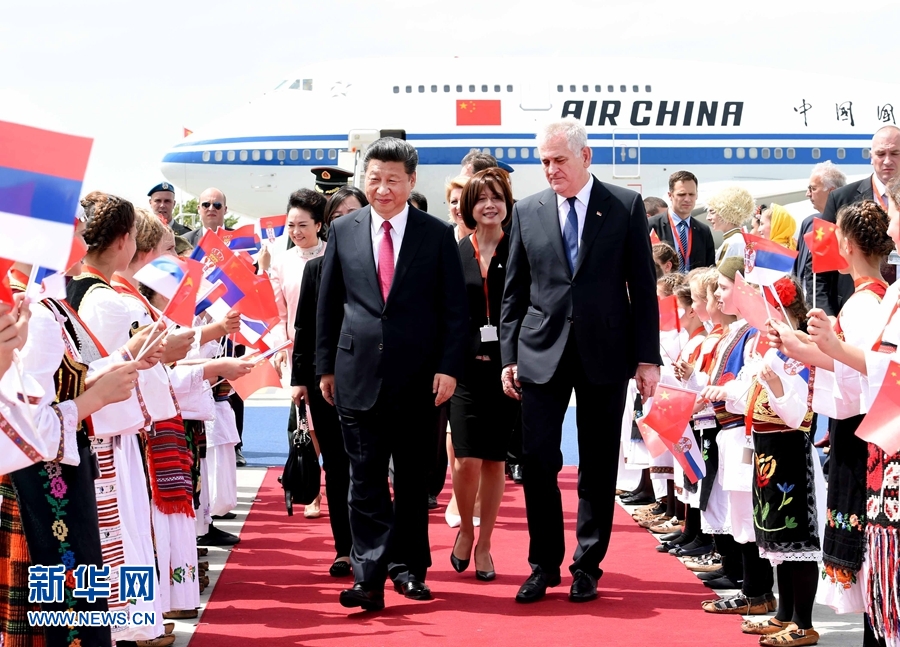 6月17日，國家主席習近平乘專機抵達貝爾格萊德，開始對塞爾維亞共和國進行國事訪問。習近平和夫人彭麗媛在機場受到塞爾維亞總統(tǒng)尼科利奇夫婦的熱情迎接。新華社記者 饒愛民 攝