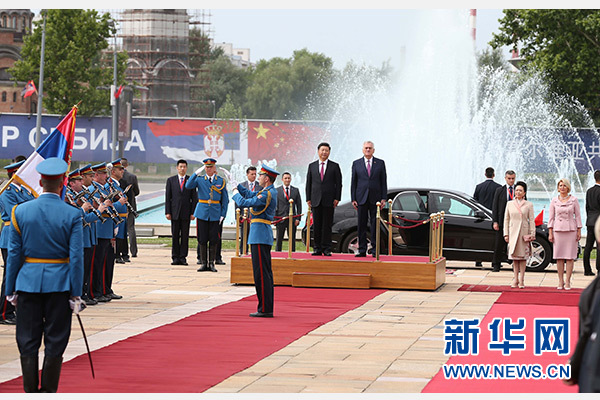  6月18日，國(guó)家主席習(xí)近平出席塞爾維亞總統(tǒng)尼科利奇在貝爾格萊德舉行的隆重歡迎儀式。 新華社記者馬占成攝