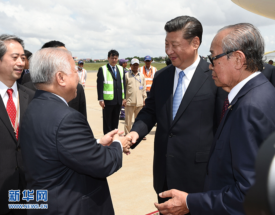 10月13日，國家主席習(xí)近平乘專機(jī)抵達(dá)金邊國際機(jī)場(chǎng)，開始對(duì)柬埔寨王國進(jìn)行國事訪問。柬埔寨副首相兼王宮事務(wù)大臣貢桑奧親王和夏卡朋親王、阿倫公主等在舷梯旁熱情迎接習(xí)近平主席。新華社記者　謝環(huán)馳　攝