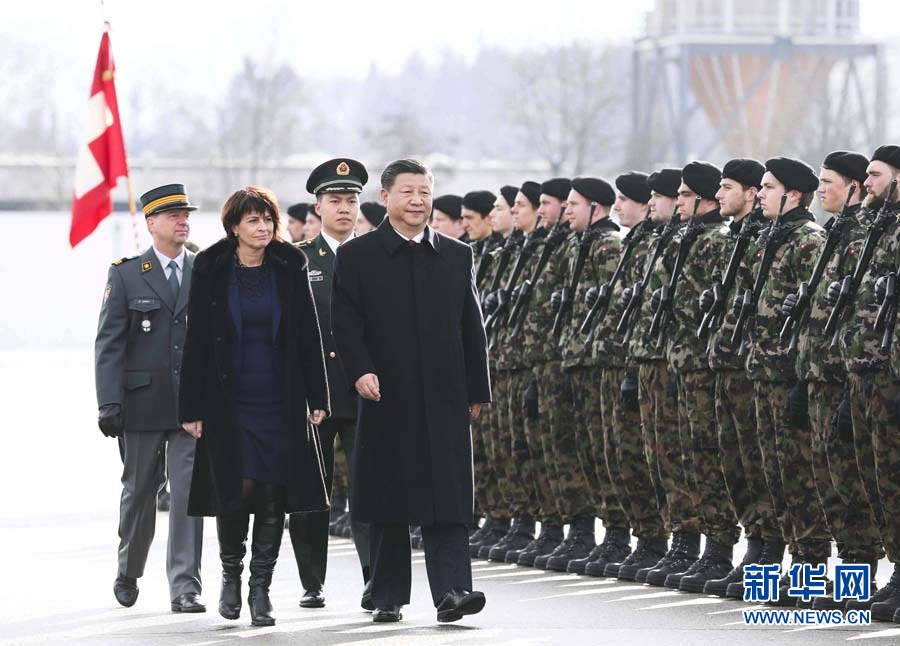 1月15日，國家主席習(xí)近平乘專機(jī)抵達(dá)蘇黎世，開始對(duì)瑞士聯(lián)邦進(jìn)行國事訪問。 這是習(xí)近平在瑞士聯(lián)邦主席洛伊特哈德陪同下檢閱儀仗隊(duì)。新華社記者 蘭紅光 攝