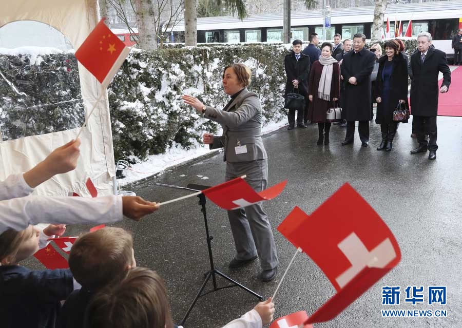 這是習(xí)近平和夫人彭麗媛在伯爾尼克爾薩茨火車站觀看瑞士童聲合唱團(tuán)表演。 新華社記者 蘭紅光 攝